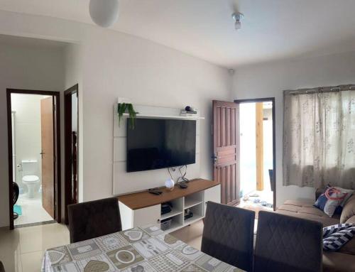 TV a/nebo společenská místnost v ubytování Casa com piscina ACONCHEGO no balneário de Shangri-lá