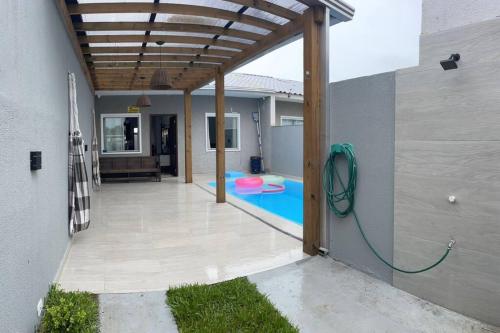 Bazén v ubytování Casa com piscina ACONCHEGO no balneário de Shangri-lá nebo v jeho okolí