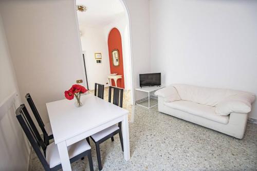 sala de estar con sofá blanco y mesa en Green Rose Appartamento nel cuore di Roma, en Roma