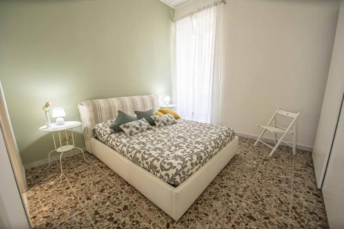 1 dormitorio con cama y ventana en Green Rose Appartamento nel cuore di Roma, en Roma