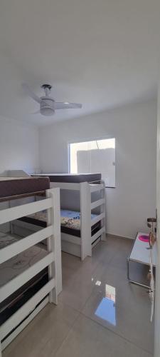 1 dormitorio con 2 literas y espejo en Casa de Praia com Piscina, en Camaçari