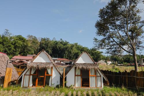 una piccola casa con tetto di paglia di BAMBOO SHACK a Bukittinggi