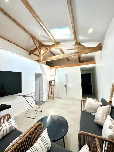 een woonkamer met 2 banken en een tv bij Villa in Sainte-Eulalie