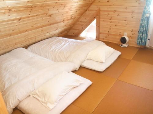 Postel nebo postele na pokoji v ubytování 島ログ