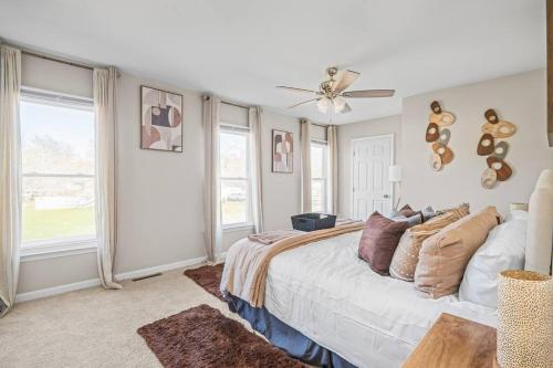 1 dormitorio con 1 cama y ventilador de techo en Charming & Cozy Retreat: Your Perfect RVA Getaway en Richmond