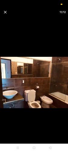 ein Badezimmer mit zwei Toiletten und einem Waschbecken in der Unterkunft Excelente casa, Ideal para Familia Fines de Semana in Cordoba