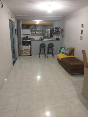 sala de estar con sofá y cocina en Hostel 940, en Sinop