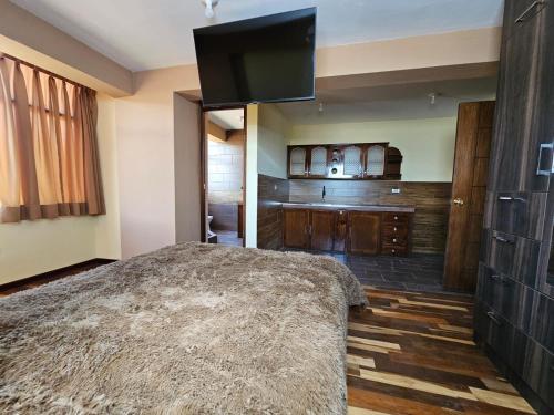 um quarto com uma cama grande e uma televisão de ecrã plano em Luxury apartment em Cusco