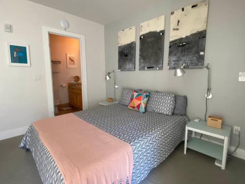 een kleine slaapkamer met een bed en een tafel bij Modernstylish Nopa Penthouseremote Work Friendly in San Francisco