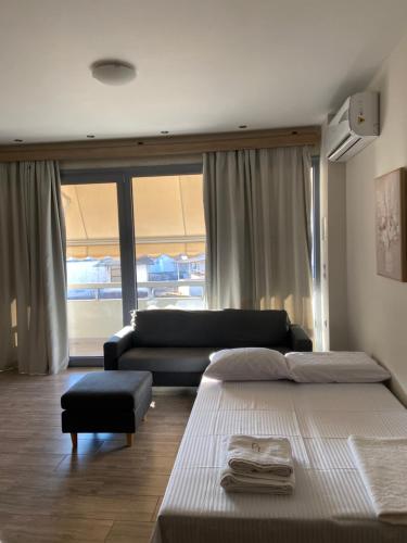 sala de estar con 2 camas y sofá en Pyrsinela Loft en Ioánina