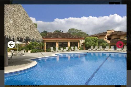 ein großer Pool vor einem Resort in der Unterkunft Los sueños, Colina 2A in Herradura