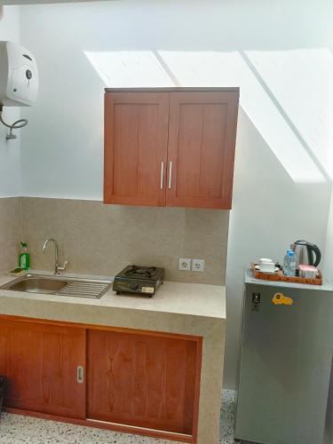 Una cocina o zona de cocina en Taman Bali Homestay