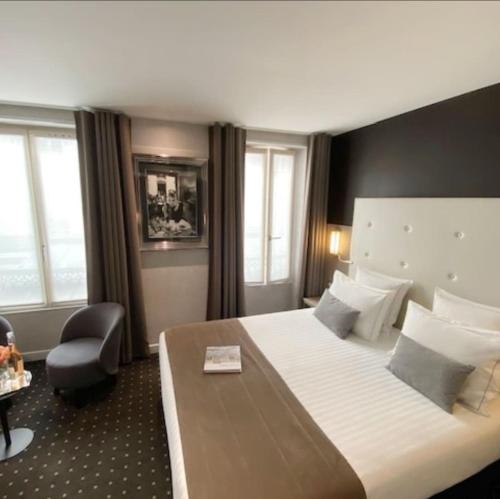 カイロにあるLencia Hotel,Downtownの大きなベッドと椅子が備わるホテルルームです。