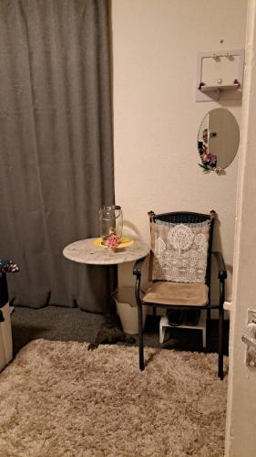 une table et une chaise dans une pièce dans l'établissement Mystay42, à Lucerne