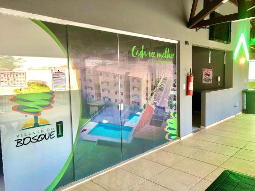 a store front window with a sign that reads there is a ice cream sandwich at Apartamento Imp 1 - Bosque 1 in Imperatriz