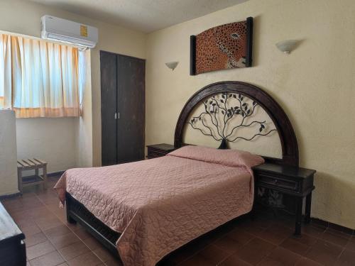 een slaapkamer met een groot bed in een kamer bij Hotel Regional San Marcos in Tuxtla Gutiérrez