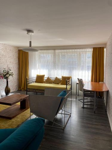 ein Wohnzimmer mit einem Sofa und einem Tisch in der Unterkunft Apartment Düsseldorf-Süd in Düsseldorf