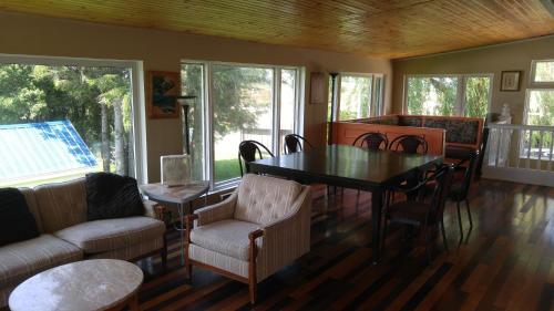 ein Wohnzimmer mit einem Esstisch und Stühlen in der Unterkunft Shamrock Beach Cottage in Port Albert
