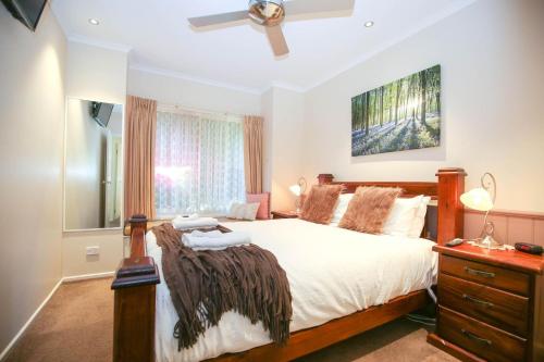 una camera da letto con un letto grande e una finestra di Silver Birches Holiday Village - Unit 7 a Bright