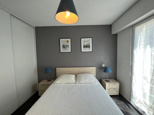 מיטה או מיטות בחדר ב-Appartement Bayonne, 2 pièces, 4 personnes - FR-1-239-969