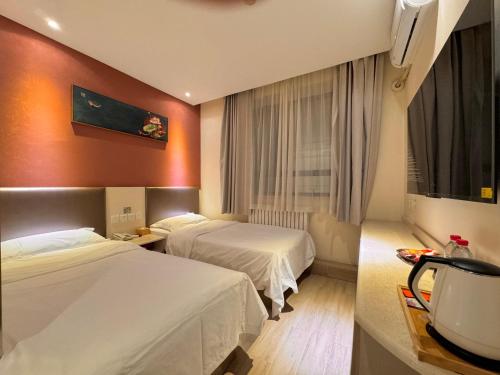 Un pat sau paturi într-o cameră la Beijing Dongdan Hotel