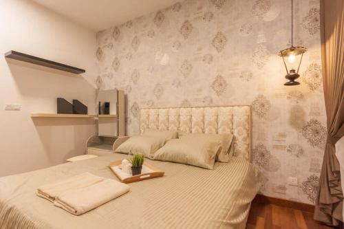 巴生的住宿－Tastefully Designed 3BR at Impiria Residensi Klang，一间卧室配有一张床,上面有托盘
