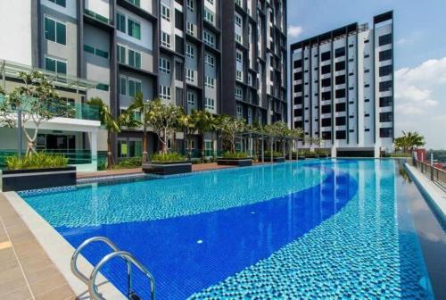 巴生的住宿－Tastefully Designed 3BR at Impiria Residensi Klang，一座大型游泳池,位于部分建筑前