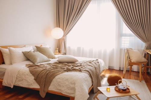 1 dormitorio con cama y ventana grande en Lazy Cozy Summer Afternoon Healing Daily Life, en Klang