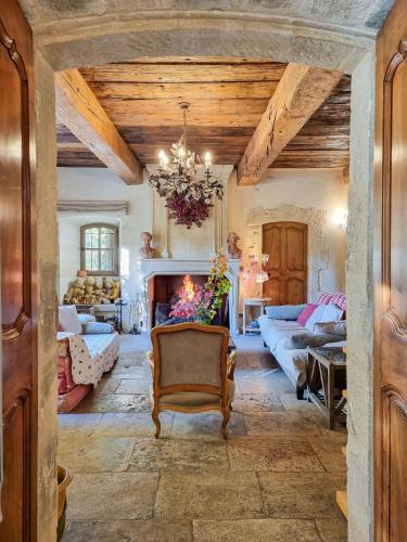 d'un salon avec une cheminée et un lustre. dans l'établissement Villa élégante à Lambesc avec spa, à Lambesc