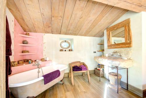 une salle de bains avec baignoire et lavabo dans l'établissement Villa élégante à Lambesc avec spa, à Lambesc