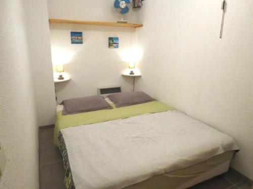 une petite chambre avec un lit dans une pièce dans l'établissement Superbe T2 climatisé avec piscine à Sainte-Maxime - FR-1-780-59, à Sainte-Maxime