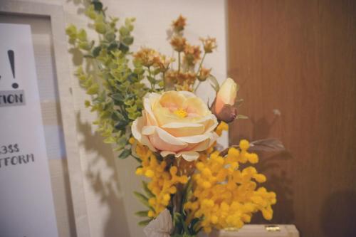 a vase filled with flowers on a table at H2H VILLA鴫野西 三層公寓【JR京橋步行6分鐘】機場直達 容納6人3房1廳 自助入住 帶車位 in Osaka