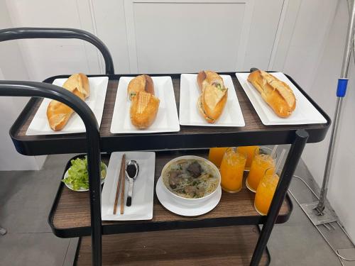 un plateau avec quatre assiettes de nourriture sur une table dans l'établissement Louis Mo Apartment, à Đà Nẵng