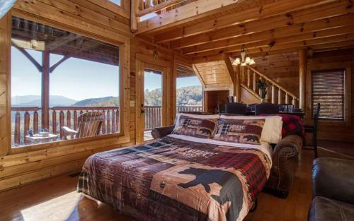 セバービルにあるBigfoots Vista Viewsのベッドと大きな窓のある寝室