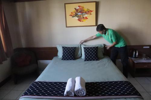 Кровать или кровати в номере Hotel Bumi Kitri