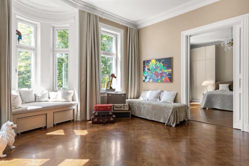 sala de estar con 1 cama y 2 ventanas en BA61 - Lux 4 bedrooms, 260 sqm, 2 balconies, Free Parking en Oslo