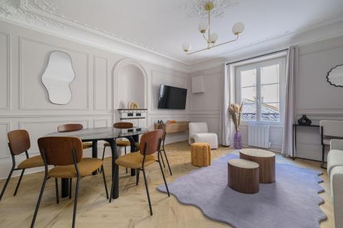 パリにあるPoetic Stay - Saint Lazareのリビングルーム(ダイニングルームテーブル、椅子付)