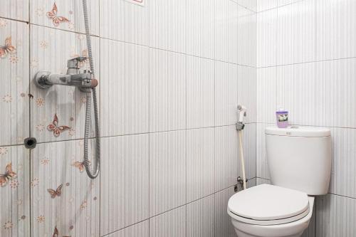 a bathroom with a toilet and a shower at RedDoorz Syariah near Lapangan Persijam Jambi in Paalmerah