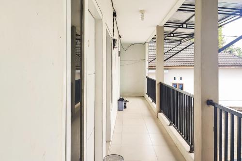 an empty corridor of a building with a balcony at RedDoorz Syariah near Lapangan Persijam Jambi in Paalmerah