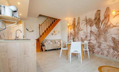 une cuisine et une salle à manger avec une table et des chaises dans l'établissement Le gite de saint lye, à Saint-Lyé