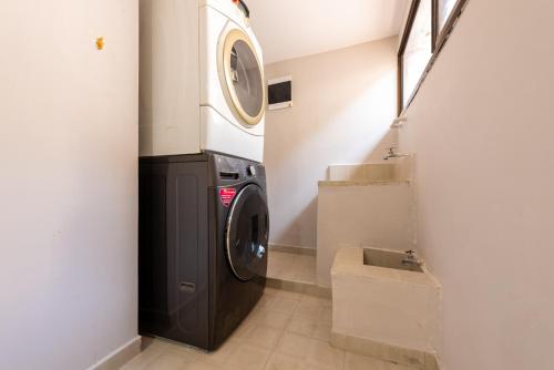 een wasruimte met een wasmachine en droger bij Spacious and Lovely Apartment in Cartagena