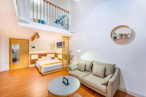 a living room with a couch and a table at Meiru Apartment Hotel Guangzhou Bolin Apartment in Guangzhou