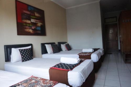 Кровать или кровати в номере Hotel Bumi Kitri