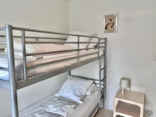 - deux lits superposés dans une petite chambre dans l'établissement Appartement confortable avec piscine en bord de mer - FR-1-716-64, au Grau-du-Roi