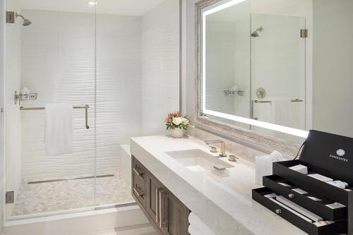 uma casa de banho branca com um lavatório e um chuveiro em Sunseeker Resort Charlotte Harbor em Port Charlotte