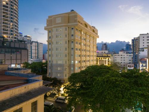 un edificio alto en medio de una ciudad en T78 Nha Trang Hotel, en Nha Trang