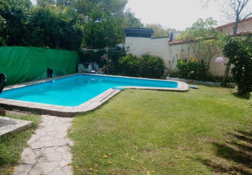 una piscina en el patio trasero de un patio en Morena´Home en Don Torcuato