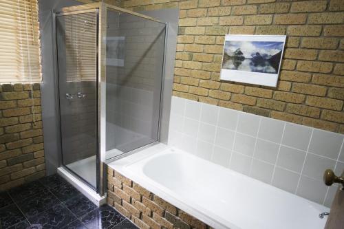 um chuveiro na casa de banho com uma parede de azulejos em Monty's on Lumley Drive em Bright