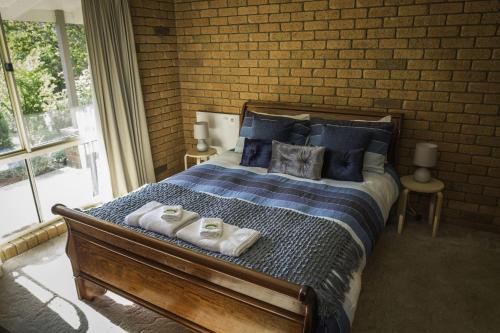 um quarto com uma cama com toalhas em Monty's on Lumley Drive em Bright