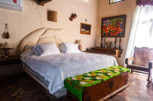 a bedroom with a bed with a wooden headboard at Casa de Playa Barra Vieja Acapulco in Barra Vieja